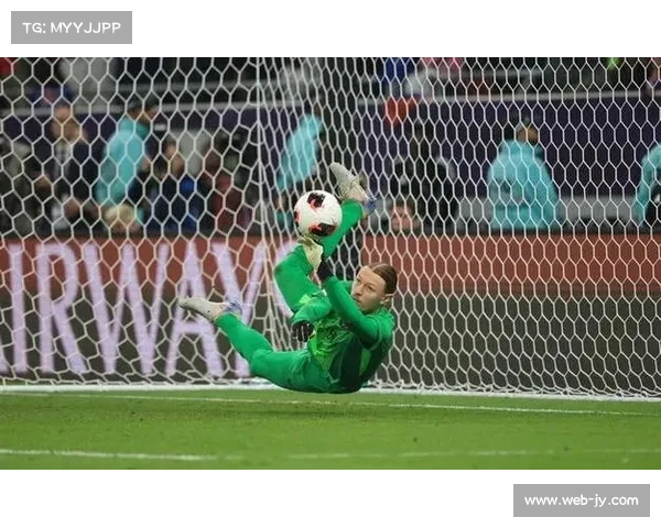 点球大战英雄萨福诺夫赛后拥抱家人，泪洒赛场