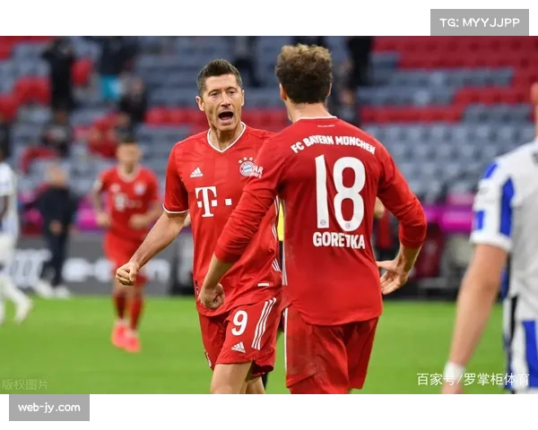 特写：莱万打入赛季第20球后，指向看台上来自乌克兰的家人。